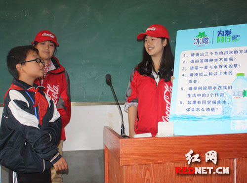 可口可乐工作人员与学生在教室里互动。