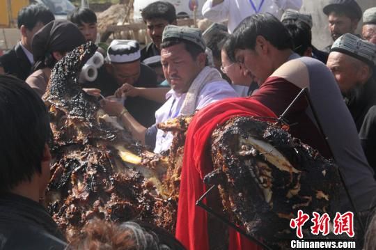 350公斤烤全骆驼亮相新疆巴楚美食节(图)