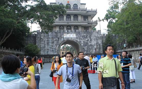 10月23日，全国网络媒体广西行采访团在友谊关参观采访。