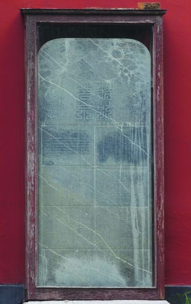 石碑上有六国文字。宋峤