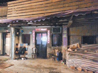 许文同位于台湾新北巿金山区的老家无人应门。台湾《联合报》图