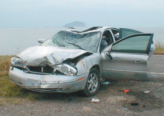 许文同驾驶的车当年坠落山谷、严重变形,车上两人却不见踪影。台湾《联合报》图