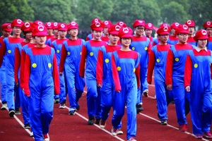 学生们身着超级马里奥战袍入场
