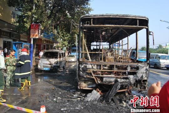 广东韶关一公交车起火引燃面包车疏散及时无伤亡