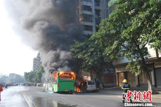 广东韶关一公交车起火引燃面包车疏散及时无伤亡