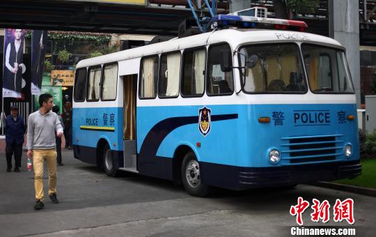 10月25日，在成都一处文化创意园区内的街道上，一辆停靠在此的老公交车样式警车吸引着过往市民的目光，颇具历史感的形象令人仿佛回到了过去的年代。中新社发 泱波 摄