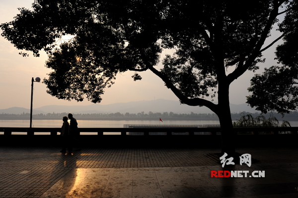 27日下午，到长沙湘江风光带散步的人比平时少很多。