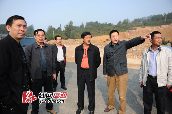 湖南省交通运输厅党组书记、厅长刘明欣（右三）一行从邵阳到张家界，实地调研了洞新、邵坪、溆怀、新叙、怀通、凤大、永吉、永龙、张花等高速公路的建设情况。