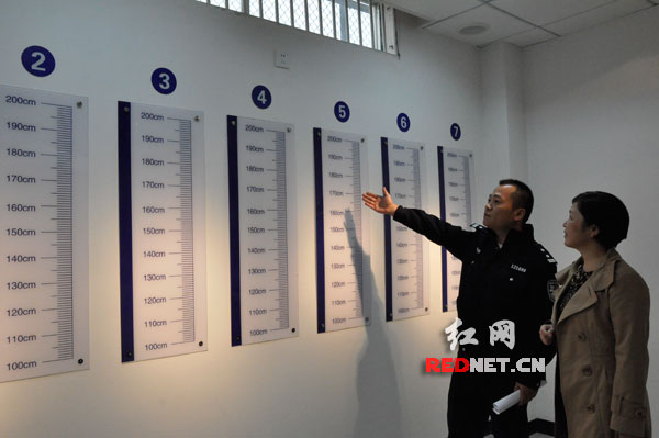 益阳市公安局朝阳分局执法办案区辨认室内，朝阳分局常务副局长刘洪波（右二）在作介绍。