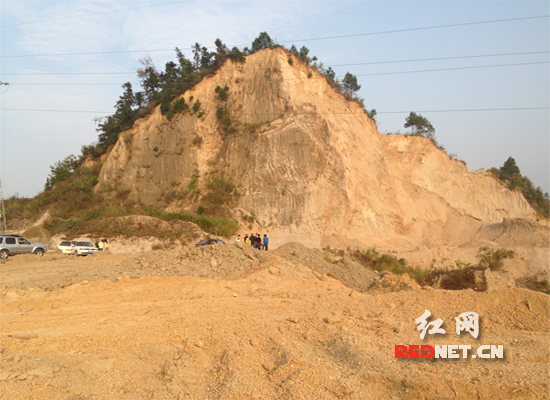 宁乡县、湘乡市一带被挖烂的山体。