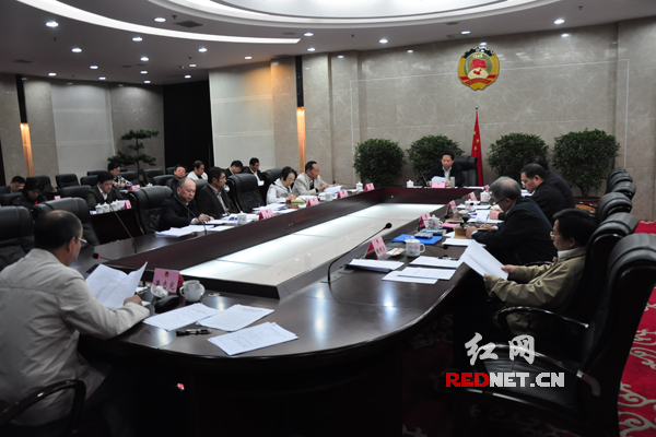 陈求发指出，明年的提案工作要打破以往“外甥打灯笼——照旧”的模式。