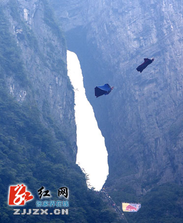 美媒买断“翼装飞行穿越天门纪录片”播映权11月起全球热播