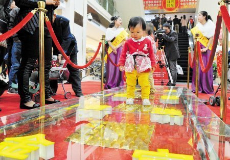 长沙首条土豪金大道亮瞎眼 200公斤金砖铺成