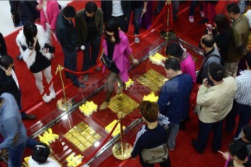 长沙首条土豪金大道亮瞎眼 200公斤金砖铺成