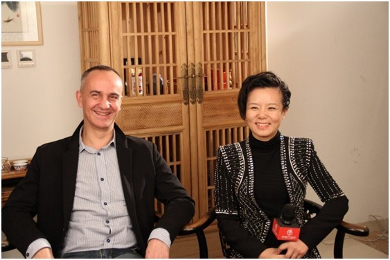 龚琳娜和老锣接受采访,希望有机会在更大的舞台演绎新歌