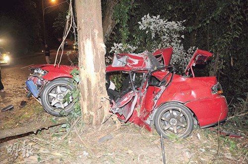 富家子载模特飙车双亡车身撞树扭成V字形（图）