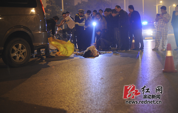 渣土车生碾过两姐妹致一死一伤_湖南频道_红