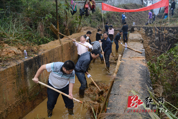 黎明 龙本亮 朱红伟)10月30日,靖州县飞山水库主干渠一派热火朝天