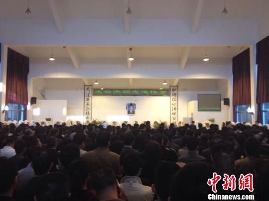 在浙江温岭杀医案中不幸遇害的医生王云杰的哀悼会现场。　李梦清　摄src=