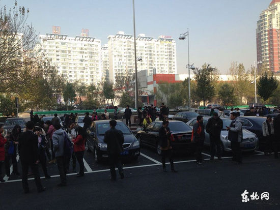 哈尔滨市民走上大街
