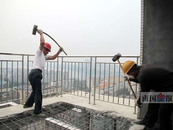 广西柳州一小区住户违建空中别墅 离地近60米