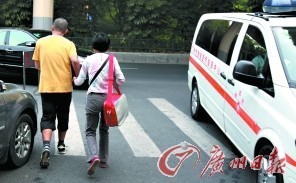 谭先生和母亲走出医院。记者高鹤涛、陈忧子 摄