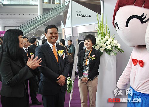 湖南省副省长何报翔（左二）巡展，欢迎香港企业进军湖南市场。