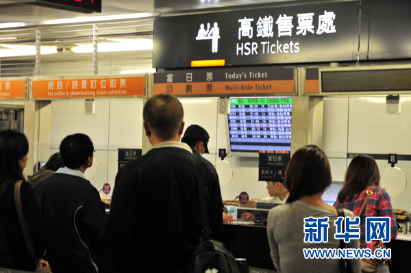 10月31日，台北市的地震测报人员在查看地震资料。中国地震台网正式测定：10月31日20时2分在台湾花莲县（北纬23.5度，东经121.4度）发生6.7级地震，震源深度20公里。新华社发（吴景腾 摄）