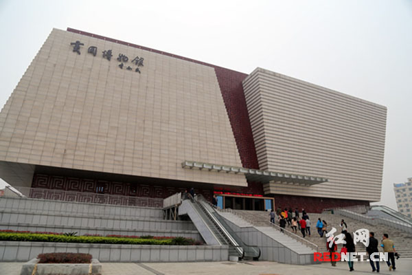 全国网络媒体记者探访黄冈市博物馆。