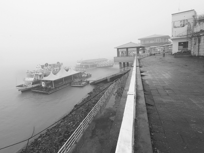 昨天，受雾霾天气影响，长江及汉江上的轮渡和快艇全部停航。记者杨涛 摄