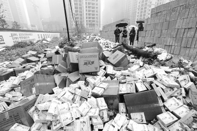 数千盒减肥药堆积成山。记者杨涛 摄