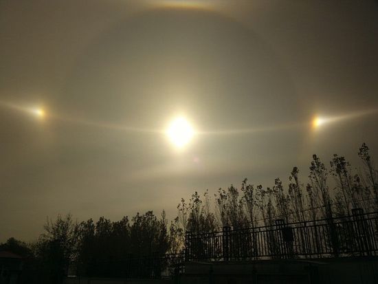 内蒙古天上出现”3个太阳“ 赤峰天空现奇观(图)