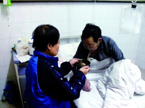 妻子王玉兰正在给丈夫杭增民喂饭王玉兰/供图