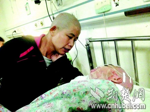图为：进手术室前，养母鼓励秋霞要坚强
