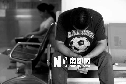 小林的父亲在IC U门口焦急等待。南都记者 黎湛均 摄