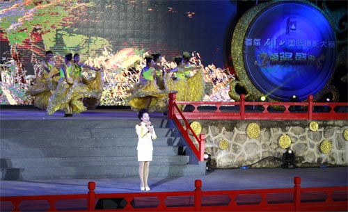 著名女高音周海燕唱响石膏山节日欢歌