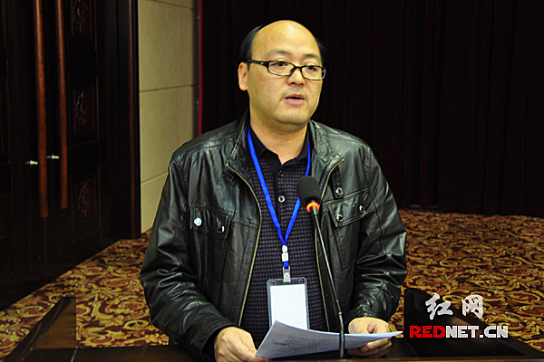 龙山县委宣传部副部长彭开科作典型发言。