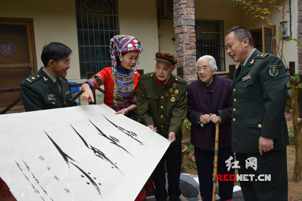 书传承人胡欣为长沙两位老红军赠送<em>女书作品</em>_