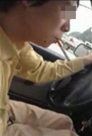 司机在出租车内抽烟。（视频截图）