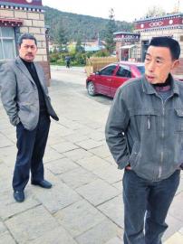 宋道火和涂新富（左）仍留在香格里拉，查证儿女遇难的原因。