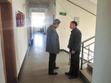 两位父亲还在商量着查证事故原因。