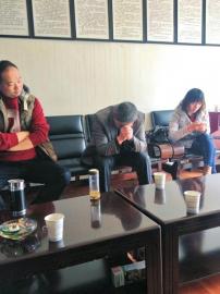 得知儿女遇难，家属们悲痛难当。