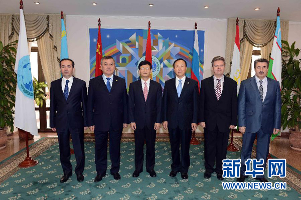 10月31日，中央政法委书记孟建柱在乌兹别克斯坦首都塔什干参观上海合作组织地区反恐机构执委会，并与执委会成员等合影。 新华社记者沙达提