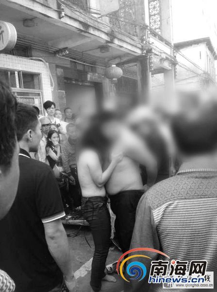 男子疑带情人吃饭 原配当街扒光两人上衣