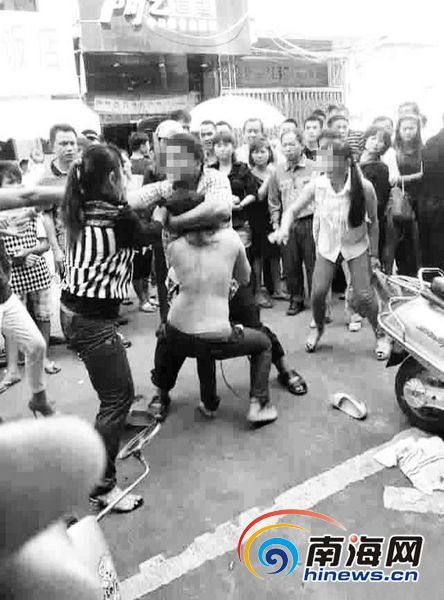 男子疑带情人吃饭 原配当街扒光两人上衣