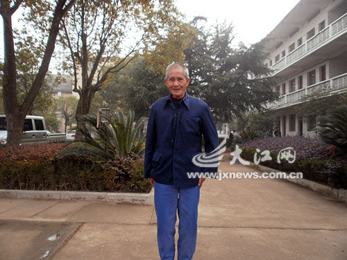 8旬翁跳水塘救落水儿童不留名 曾十余次救人