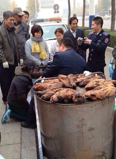 唐山城管拍照边笑 烤白薯摊贩下跪（图据网友微博）