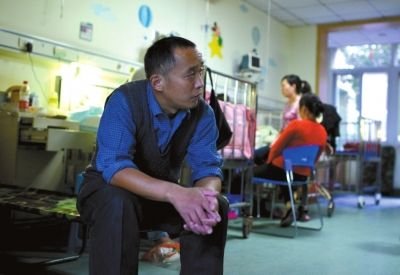 7岁小女孩因烧伤6次进行手术 养母2次割皮救女