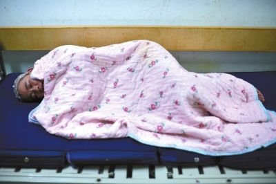7岁小女孩因烧伤6次进行手术 养母2次割皮救女