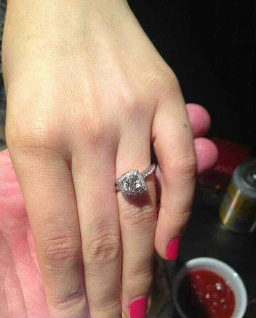央视主播尼格买提下跪求婚照曝光 新娘秀钻戒